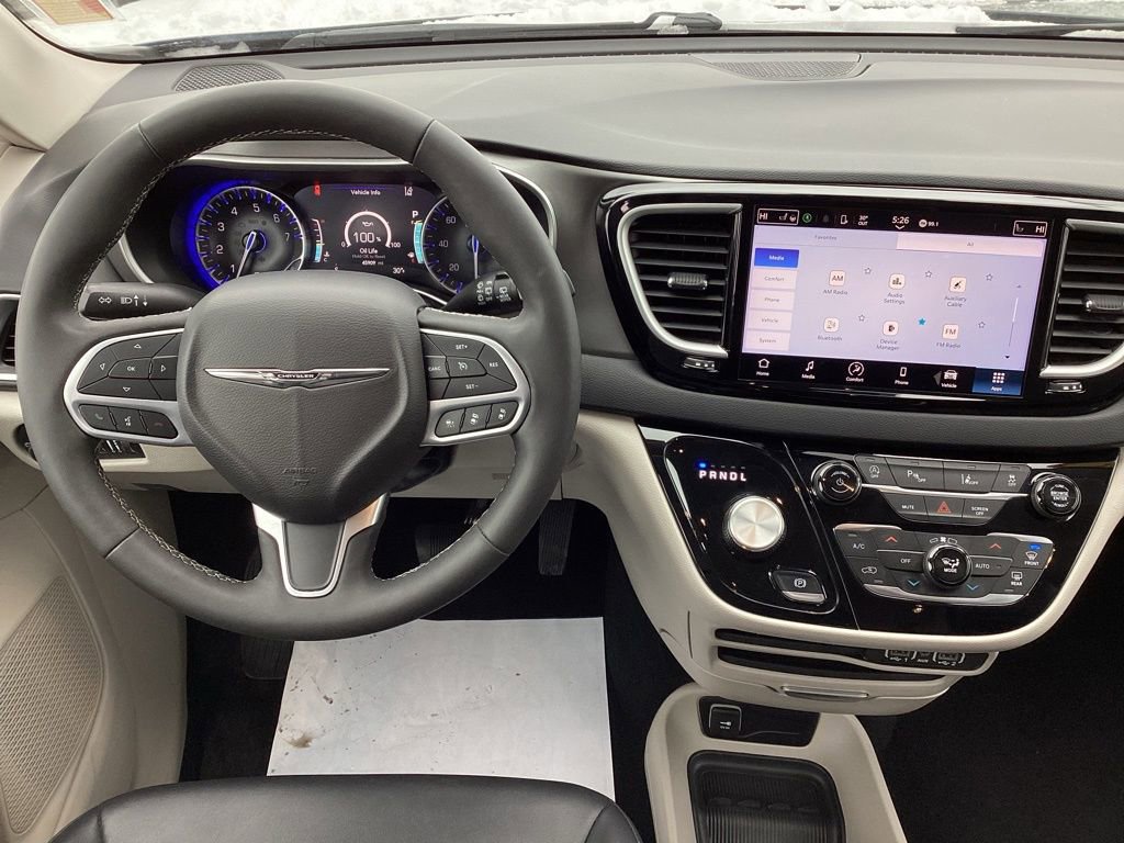 Used 2024 Chrysler Pacifica Touring-L image 19