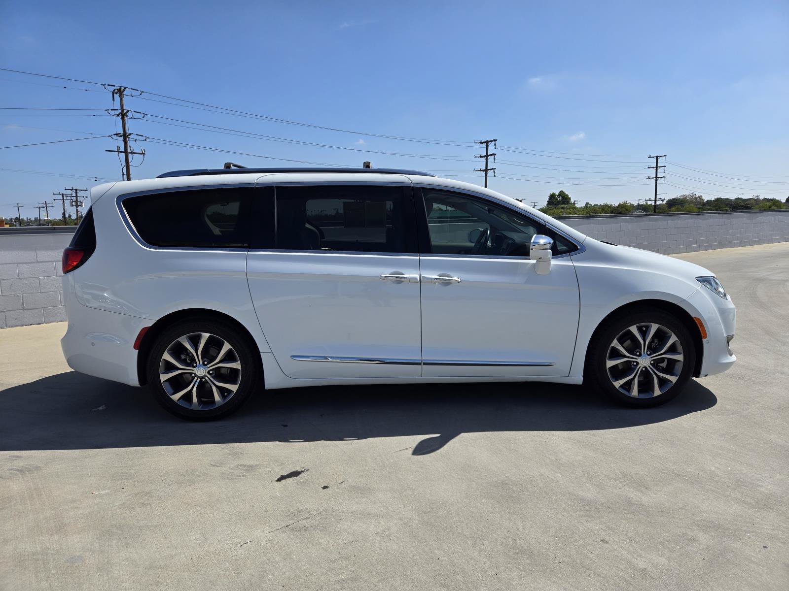Used 2018 Chrysler Pacifica Limited w/ Tire & Wheel Group FWD image 2