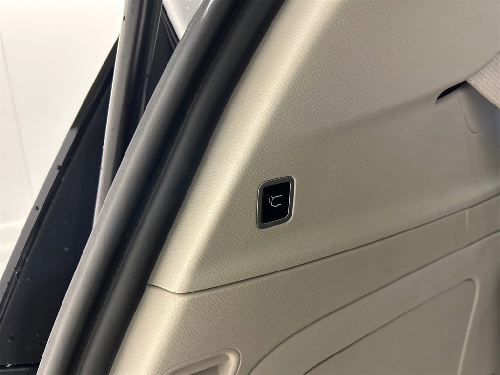 Used 2022 Chrysler Pacifica Touring-L image 32