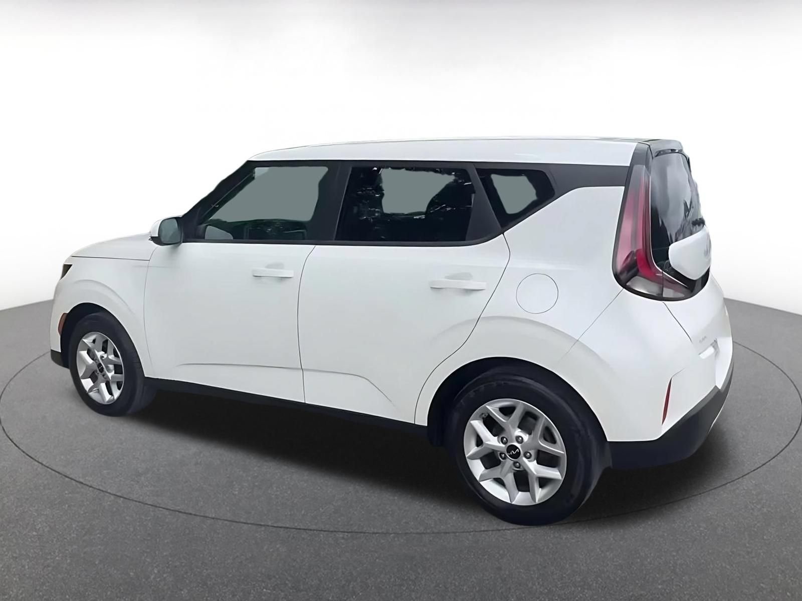 Used 2025 Kia Soul LX w/ LX Technology Package FWD image 10
