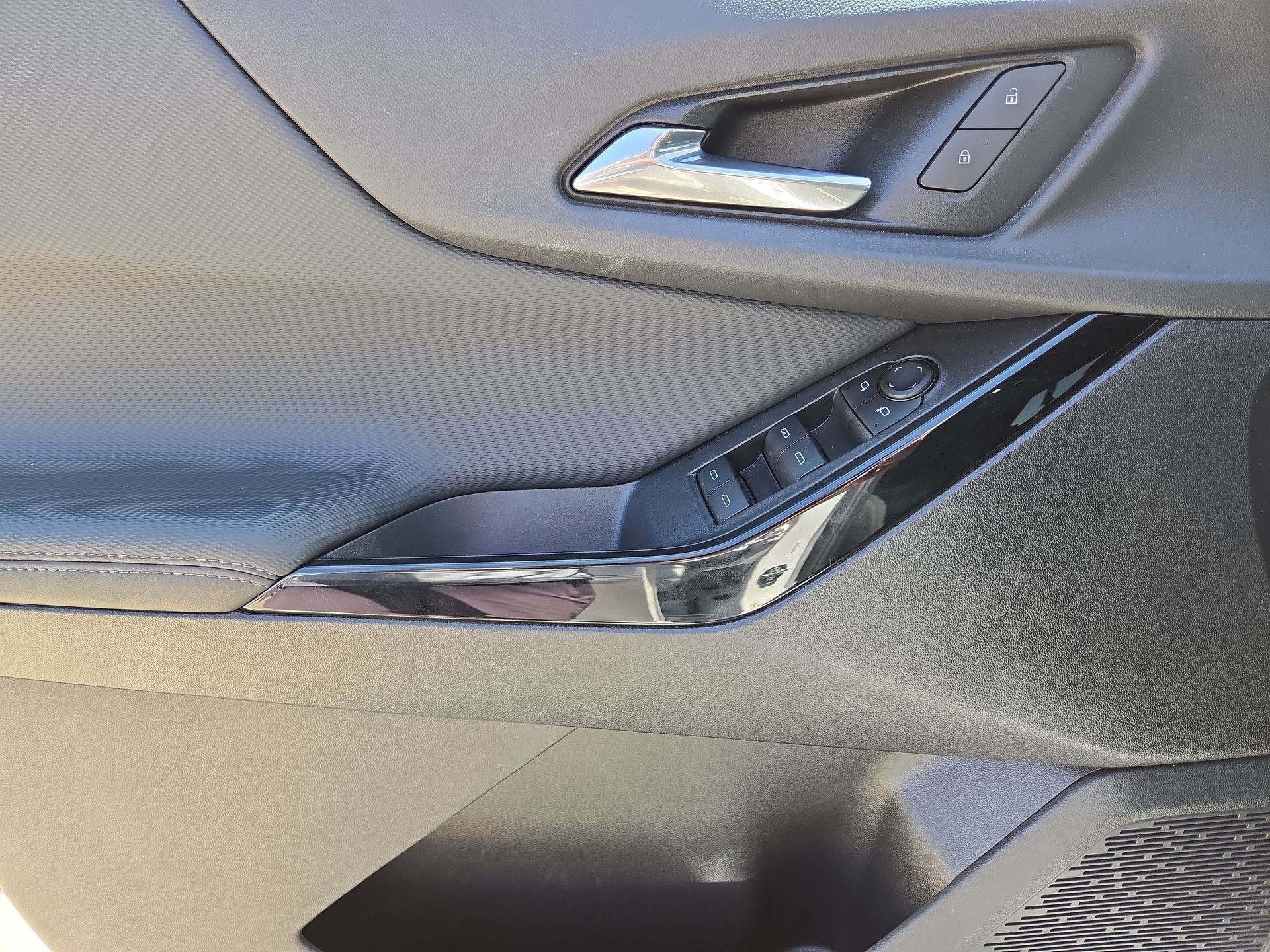 Used 2025 Chevrolet Equinox LT AWD/4WD image 15
