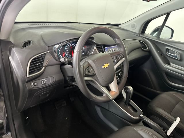Used 2022 Chevrolet Trax LT w/ LT Convenience Package image 13