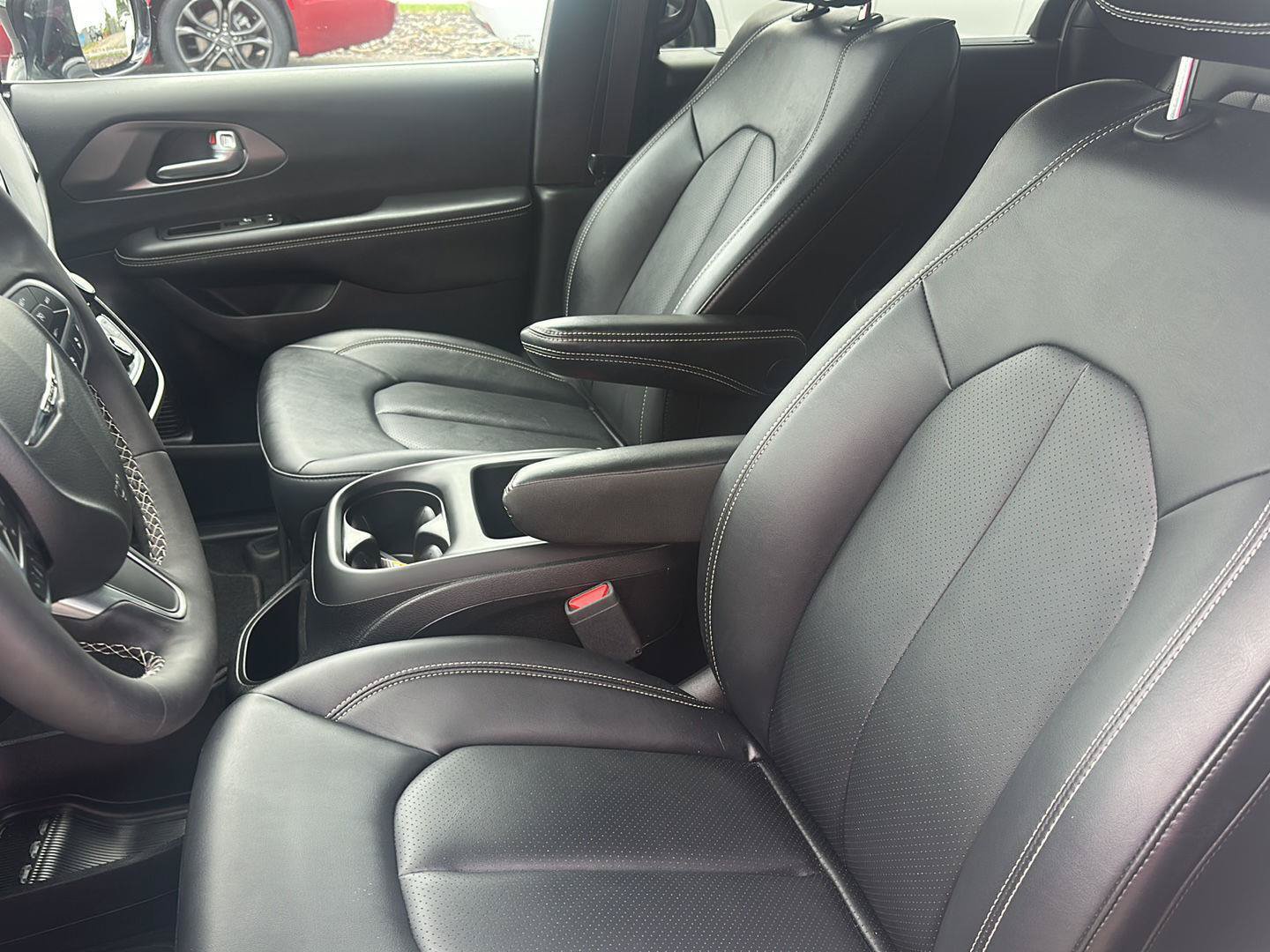 Used 2025 Chrysler Pacifica Select FWD image 10