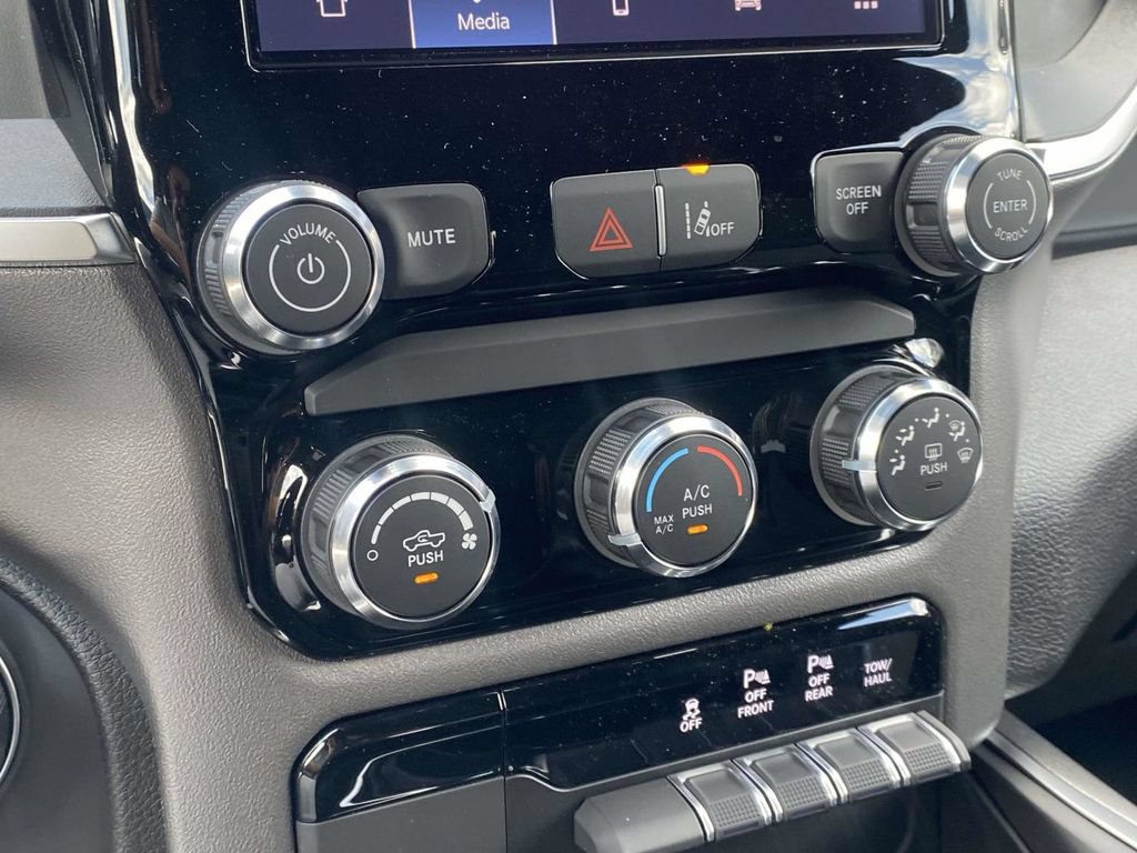 New 2026 RAM 1500 Express AWD/4WD image 22
