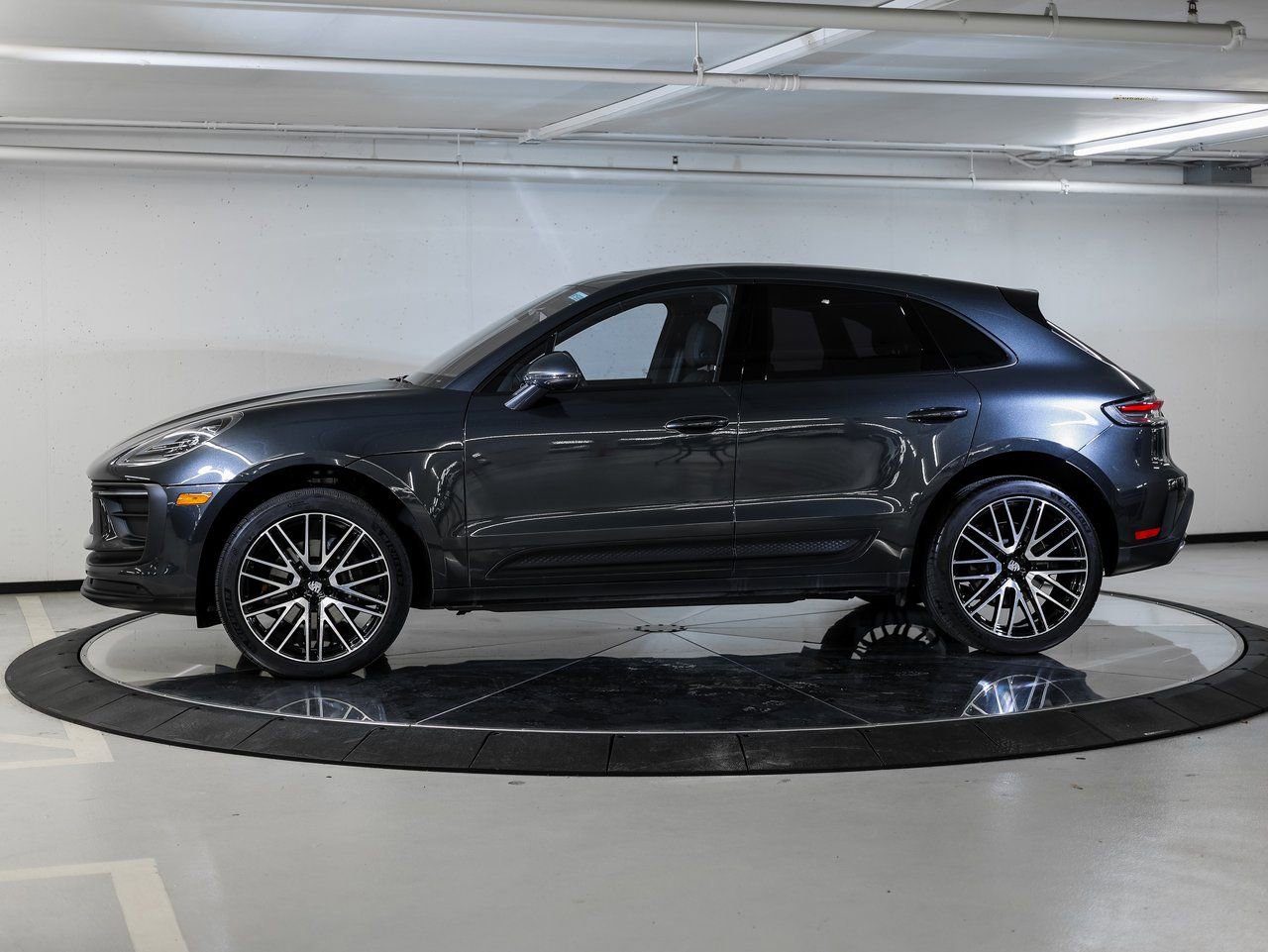 Certified 2025 Porsche Macan AWD/4WD image 2