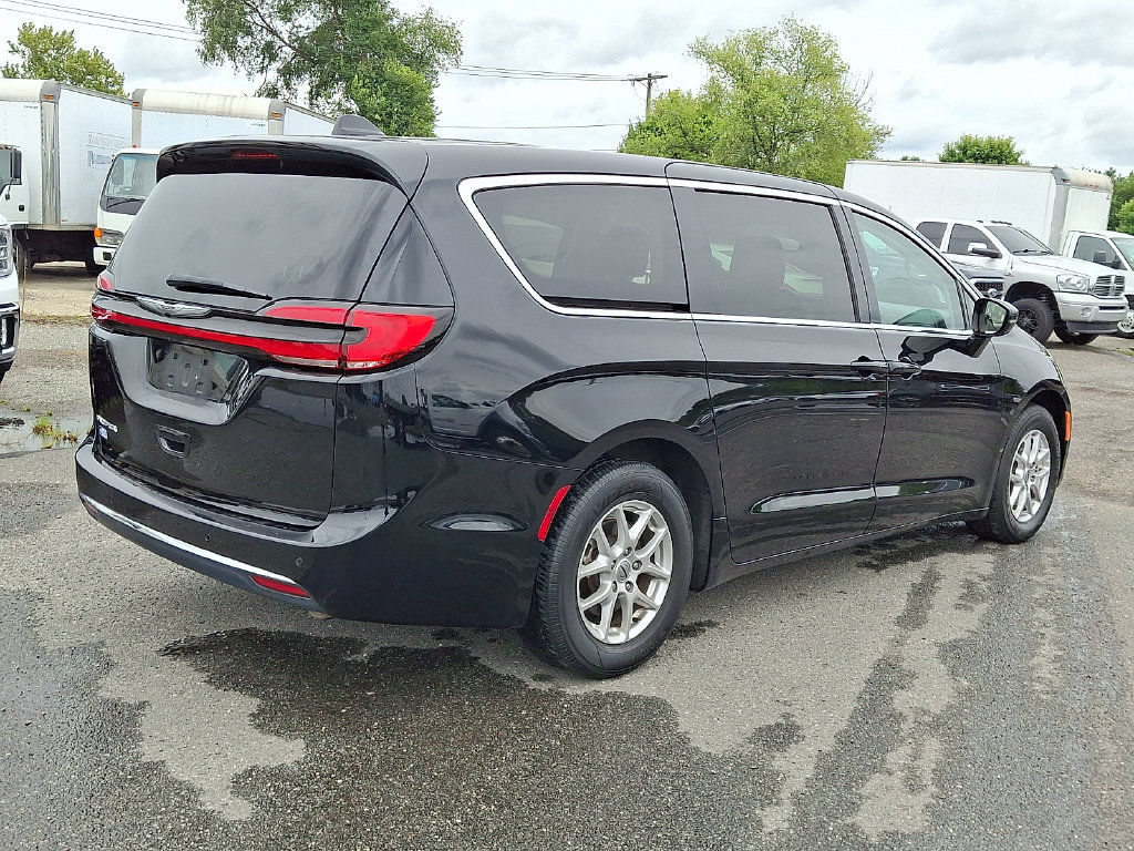 Used 2024 Chrysler Pacifica Touring-L FWD image 12