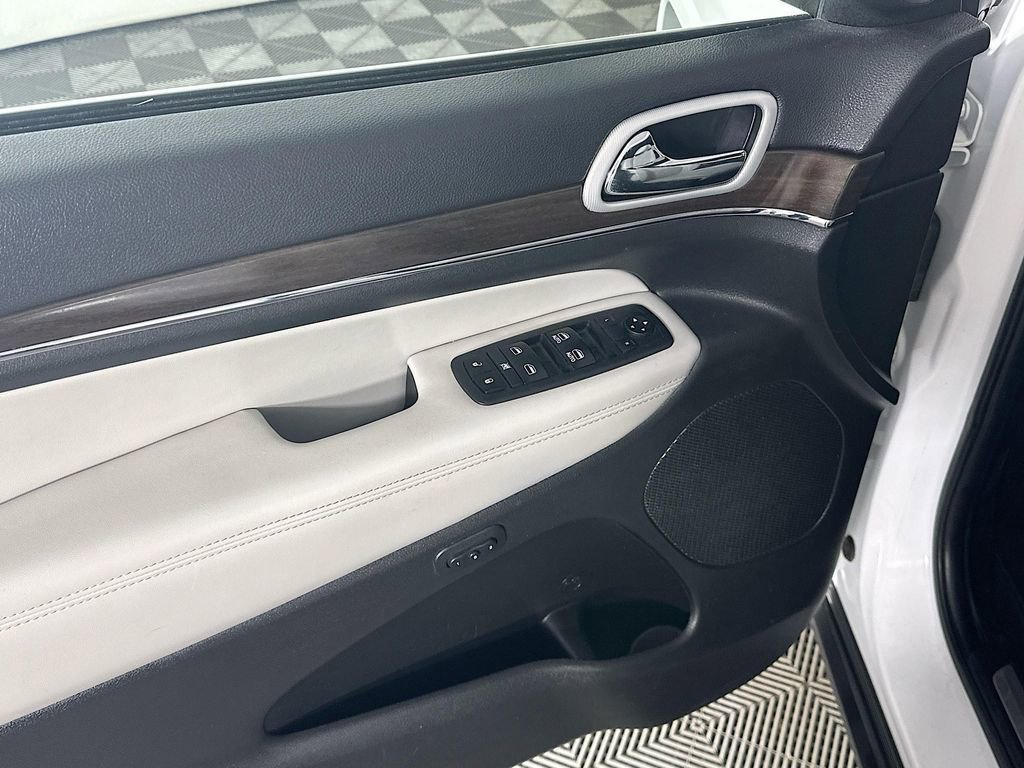 Used 2018 Jeep Grand Cherokee Limited image 25