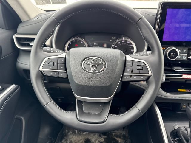 Used 2025 Toyota Highlander XLE image 15