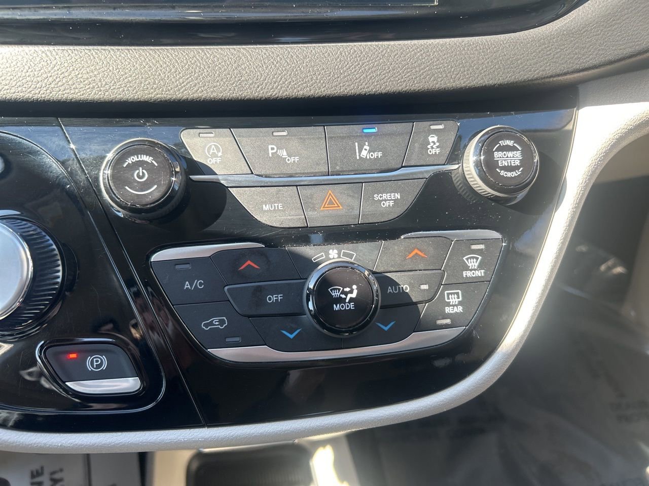 Used 2024 Chrysler Pacifica Touring-L image 21