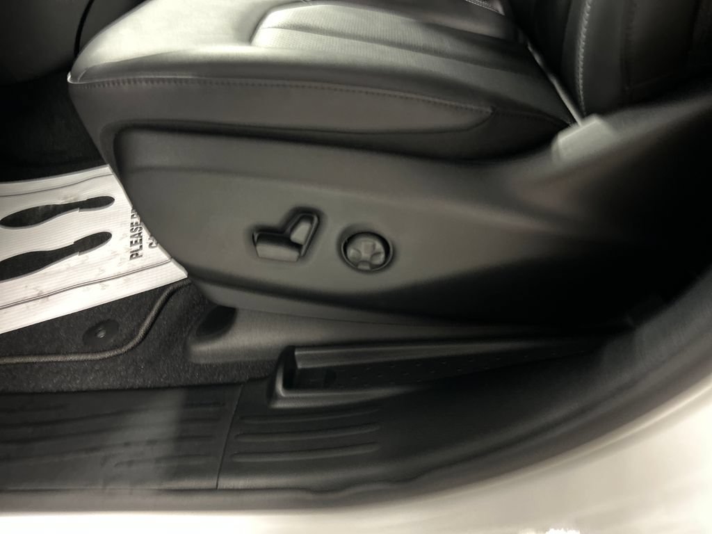 New 2027 Chrysler Pacifica Select w/ Family Tech Group FWD image 11