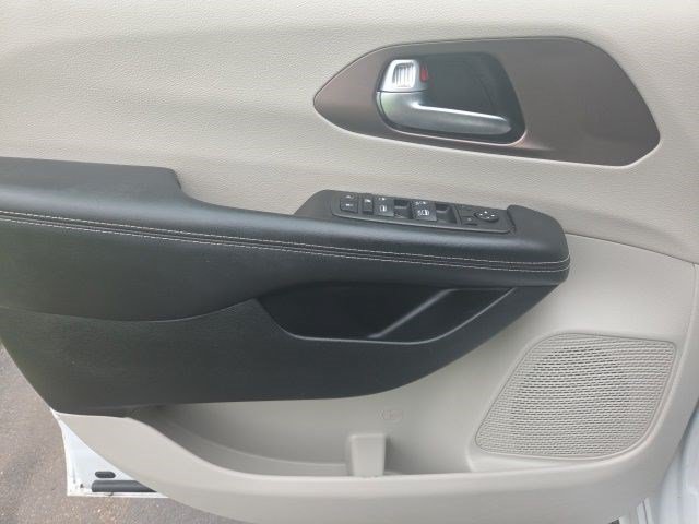 Used 2023 Chrysler Voyager LX FWD image 10