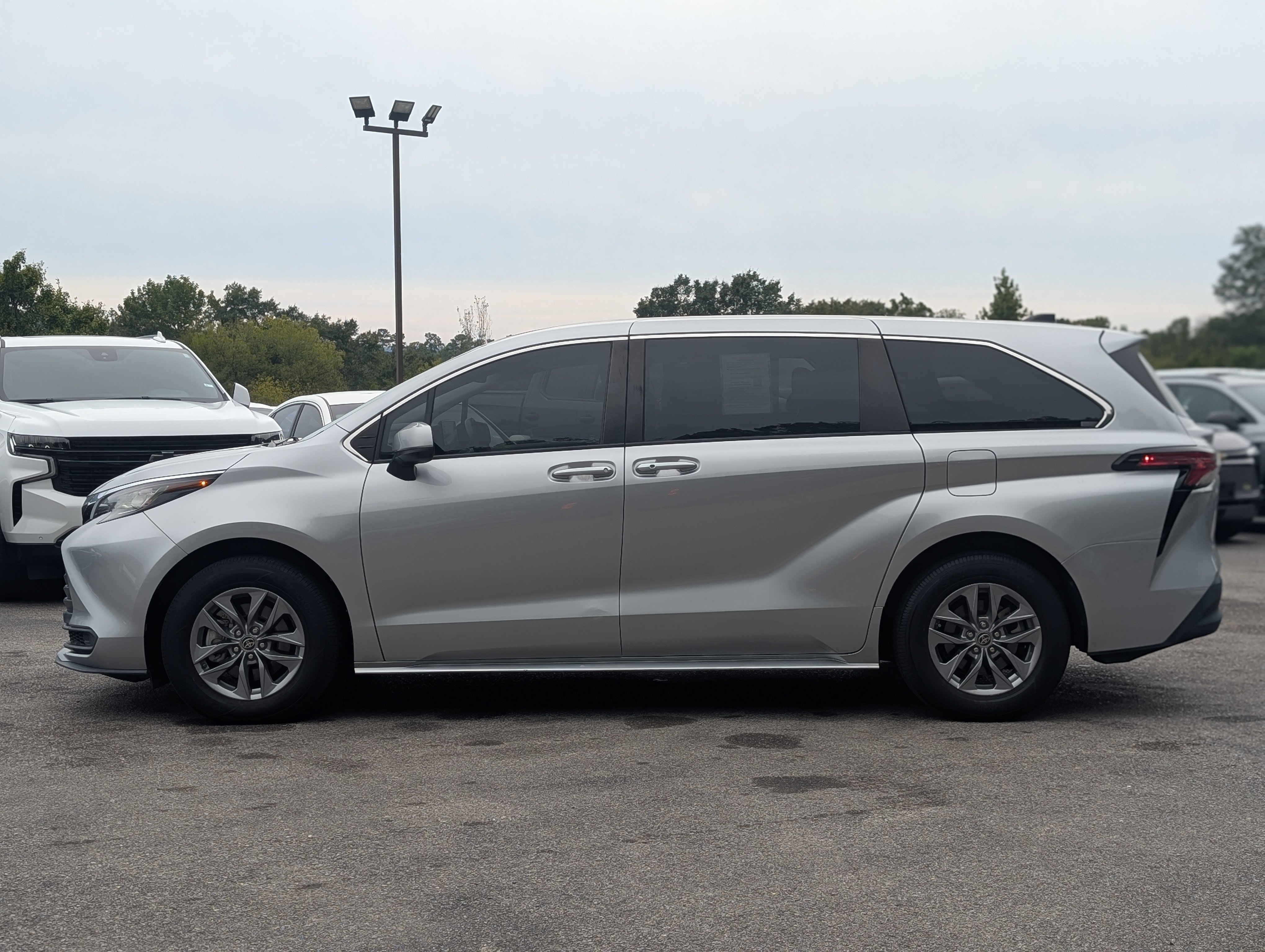 Used 2022 Toyota Sienna LE FWD image 6