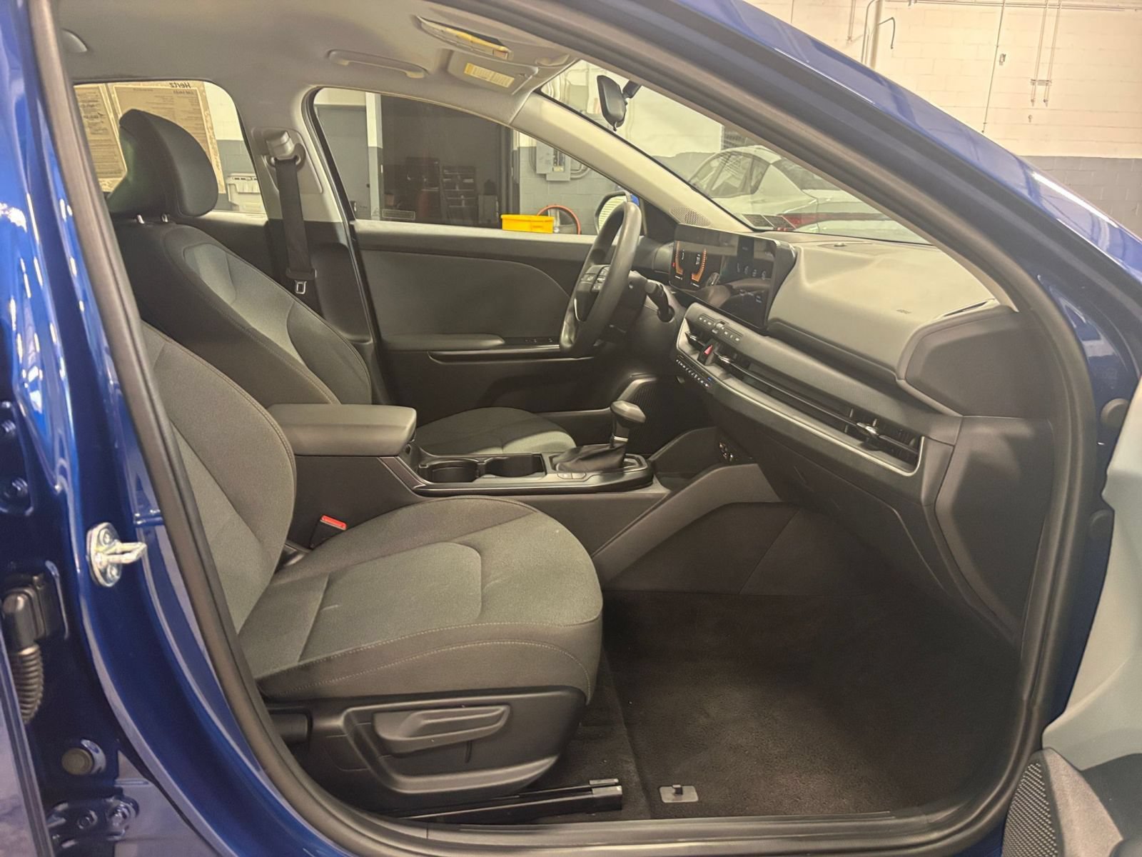 Used 2025 Kia K4 FWD image 25