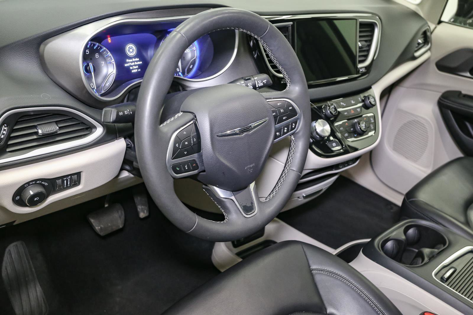 Used 2024 Chrysler Pacifica Touring-L image 21