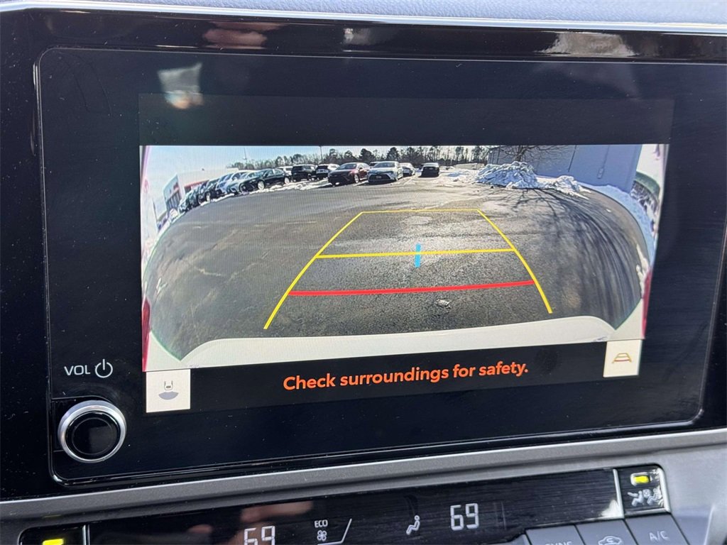 Used 2025 Toyota Camry SE image 4