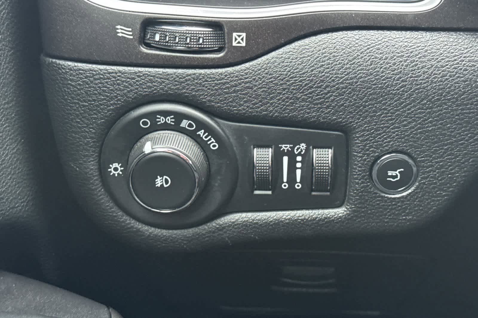 Used 2020 Jeep Cherokee Trailhawk image 29