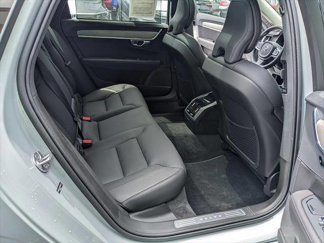 Used 2025 Volvo S90 B6 Plus AWD/4WD image 18