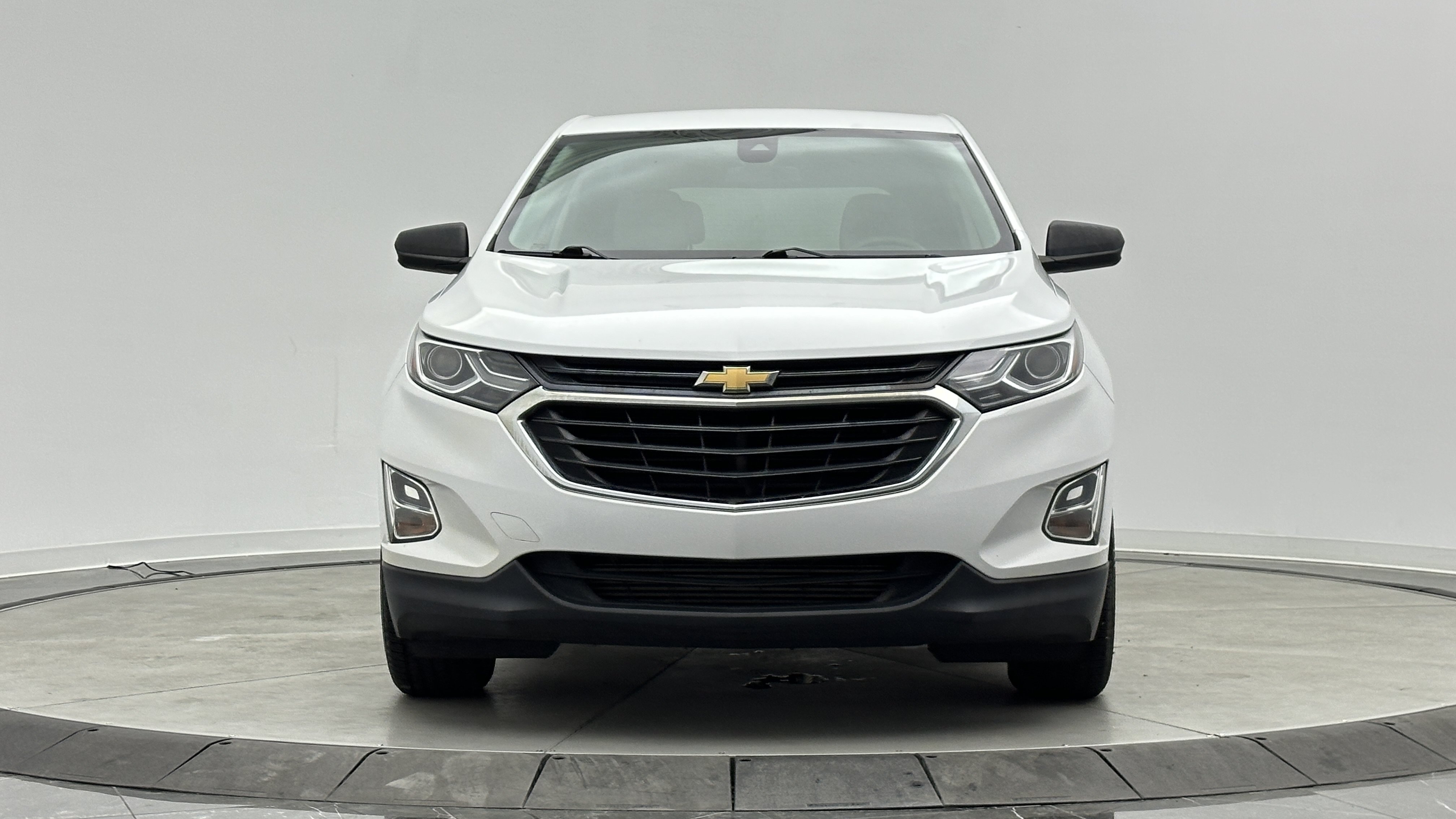 Used 2020 Chevrolet Equinox LS w/ LPO, Cargo Package FWD image 2