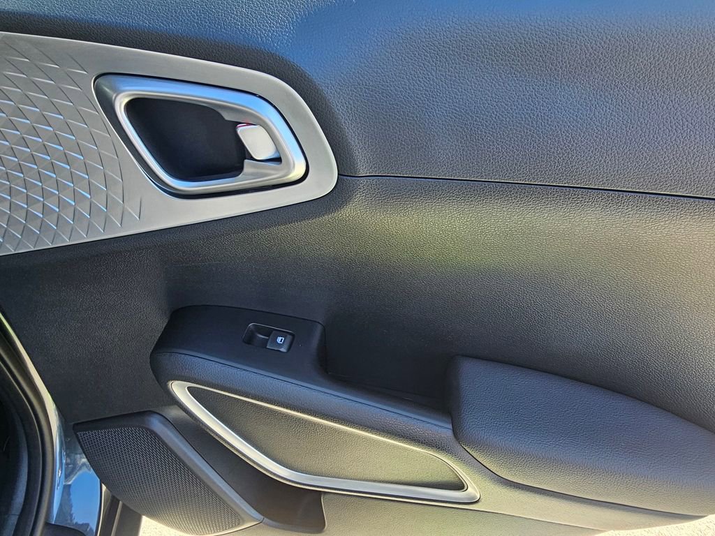 Used 2023 Kia Soul LX image 11