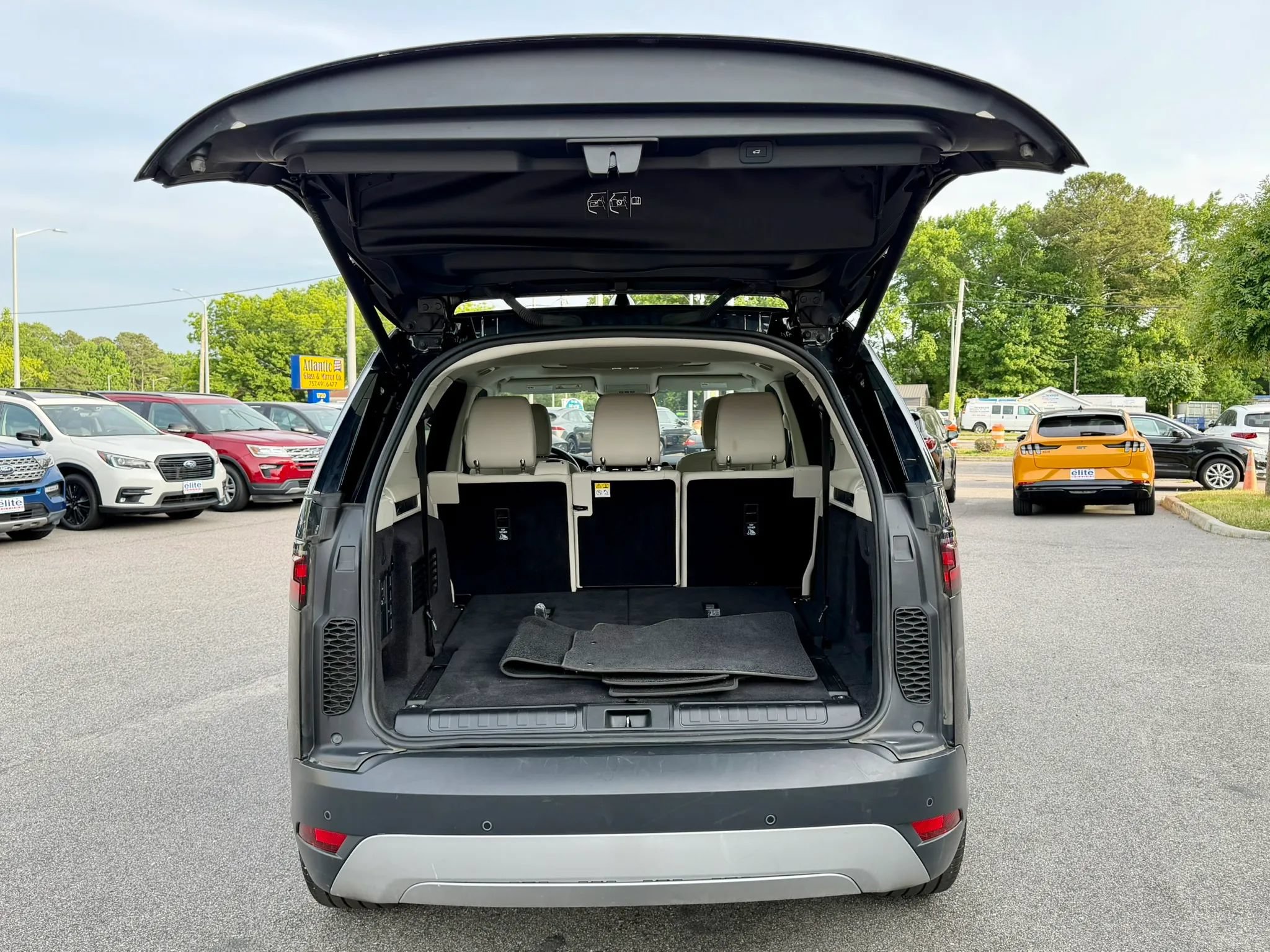 Used 2023 Land Rover Discovery S AWD/4WD image 12