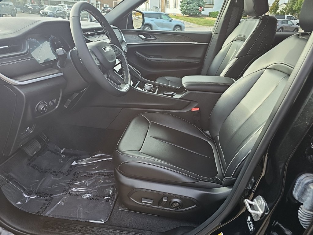 Used 2026 Jeep Grand Cherokee L Limited AWD/4WD image 15