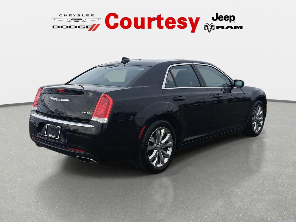 Used 2022 Chrysler 300 Touring AWD/4WD image 5