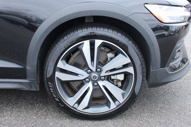 Used 2025 Volvo V60 B5 Cross Country Plus image 40