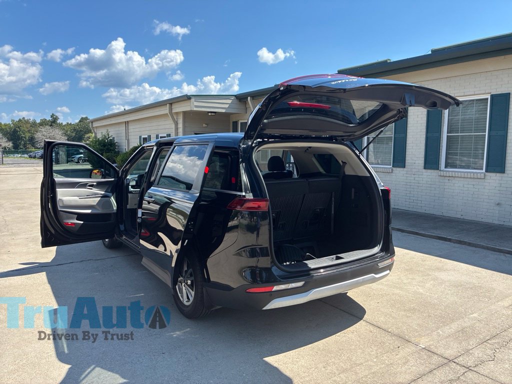 Used 2023 Kia Carnival LX FWD image 15