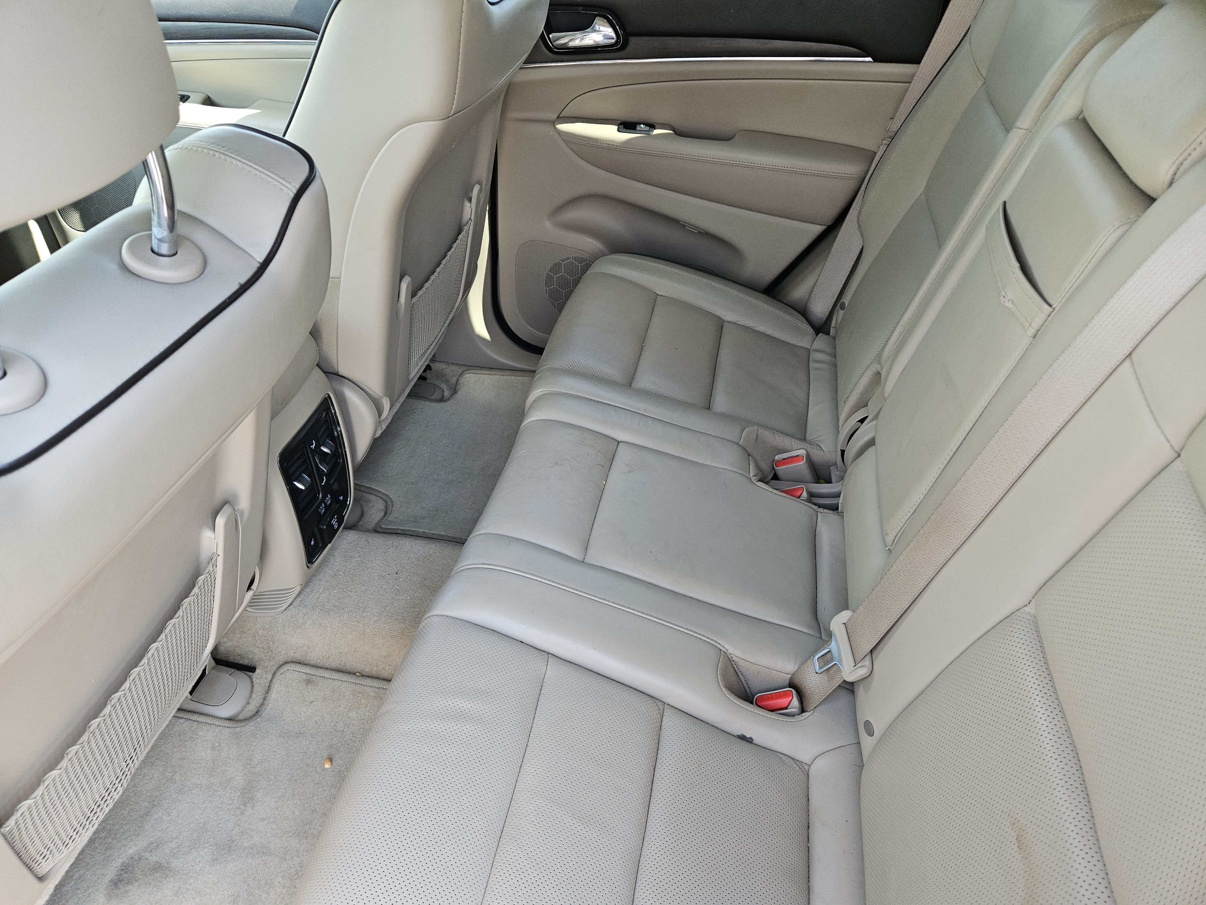 Used 2019 Jeep Grand Cherokee Overland AWD/4WD image 30