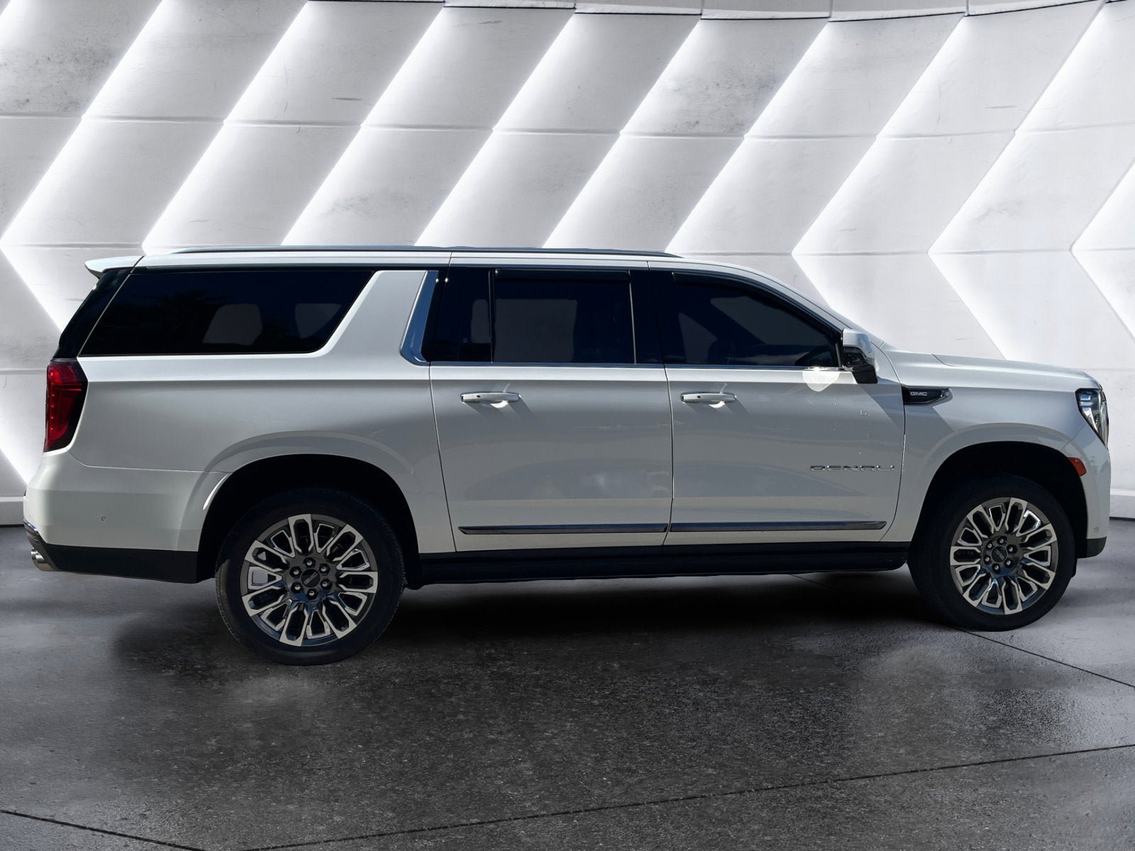 Used 2024 GMC Yukon XL Denali Ultimate AWD/4WD image 7