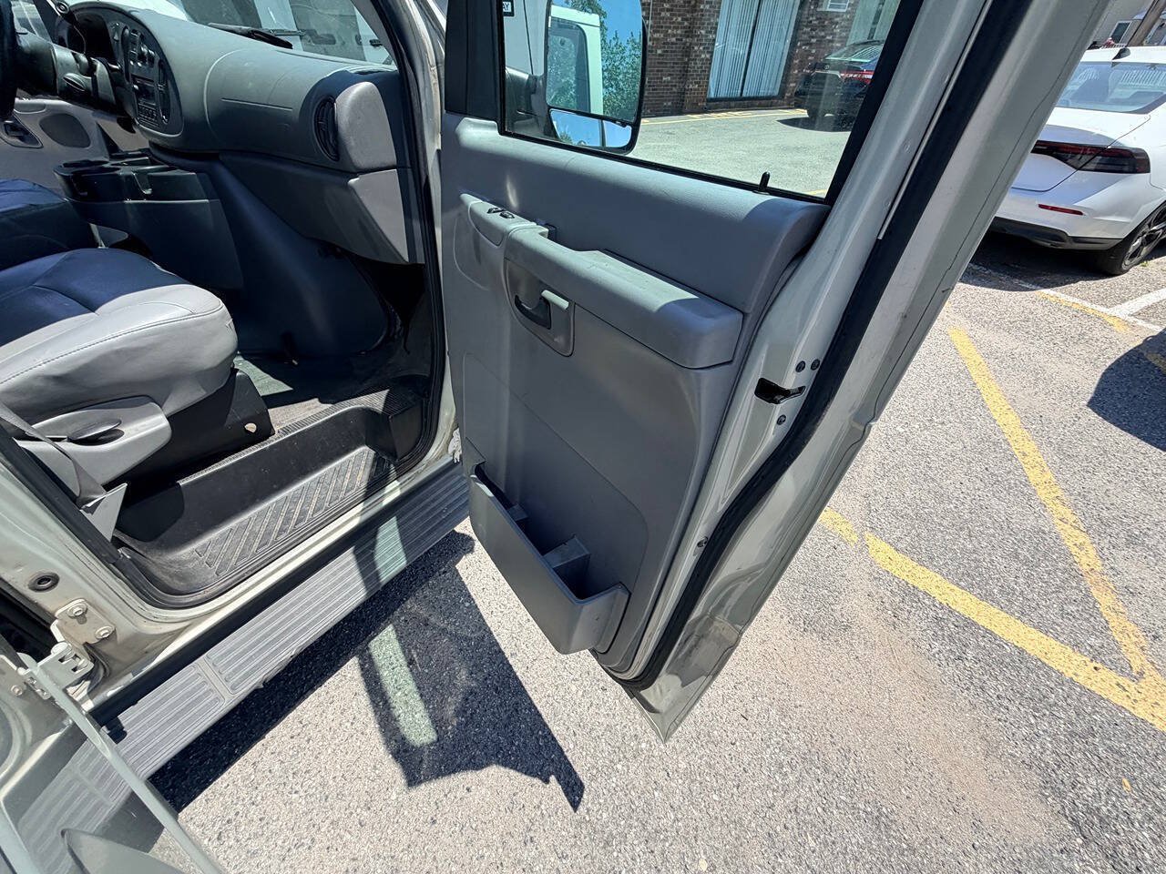 Used 2006 Ford E-350 and Econoline 350 XL RWD image 66