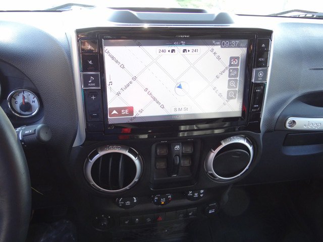 Used 2015 Jeep Wrangler Unlimited Rubicon w/ Connectivity Group AWD/4WD image 14