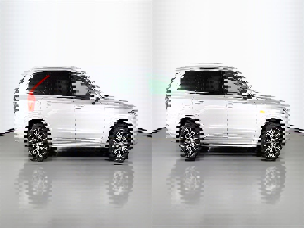 Certified 2025 Volvo XC90 B5 Core image 8