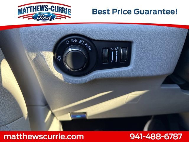 Used 2024 Chrysler Voyager LX image 27