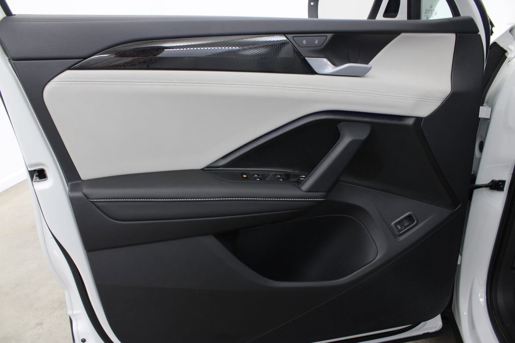 Certified 2025 Volkswagen Tiguan SE image 16