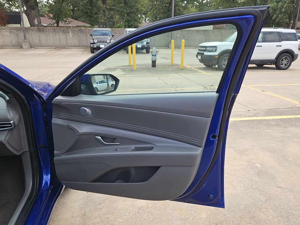 Used 2025 Hyundai Elantra SEL FWD image 33