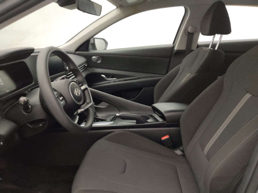 Used 2025 Hyundai Elantra SE FWD image 17