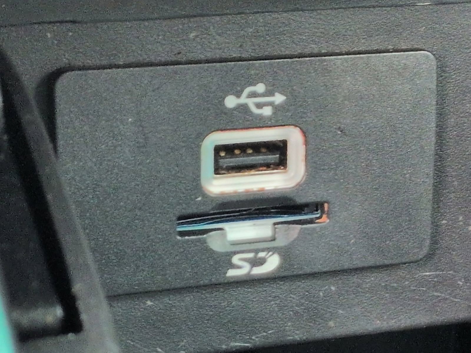 Used 2016 Ford Explorer XLT w/ Equipment Group 202A FWD image 36