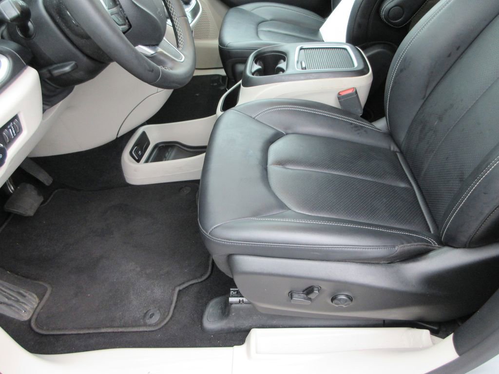 Used 2024 Chrysler Pacifica Touring-L FWD image 19