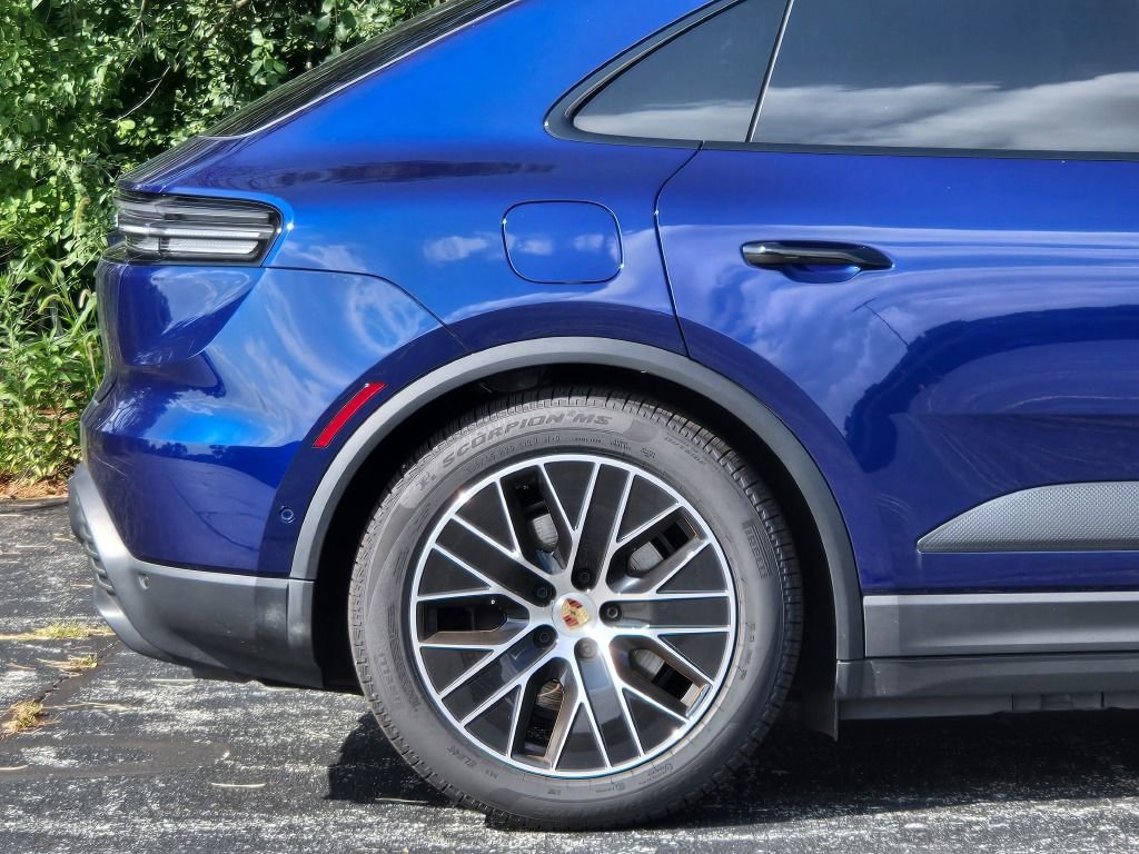 Certified 2025 Porsche Macan Electric image 14