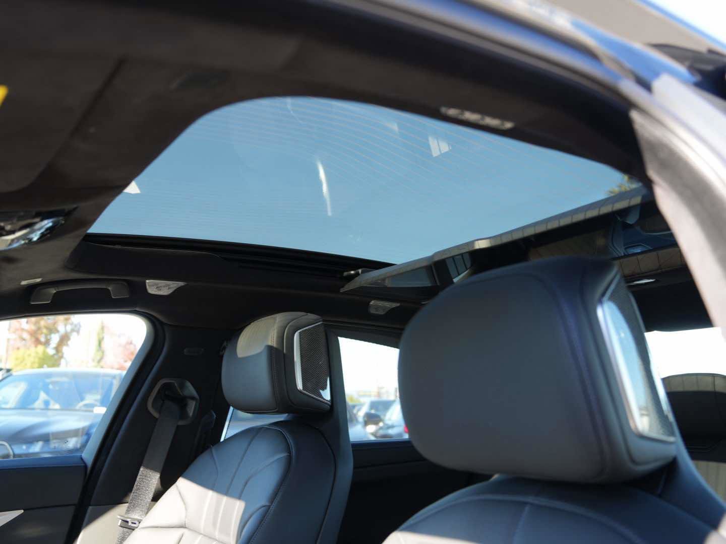 Used 2025 BMW 760i xDrive w/ Executive Package image 19