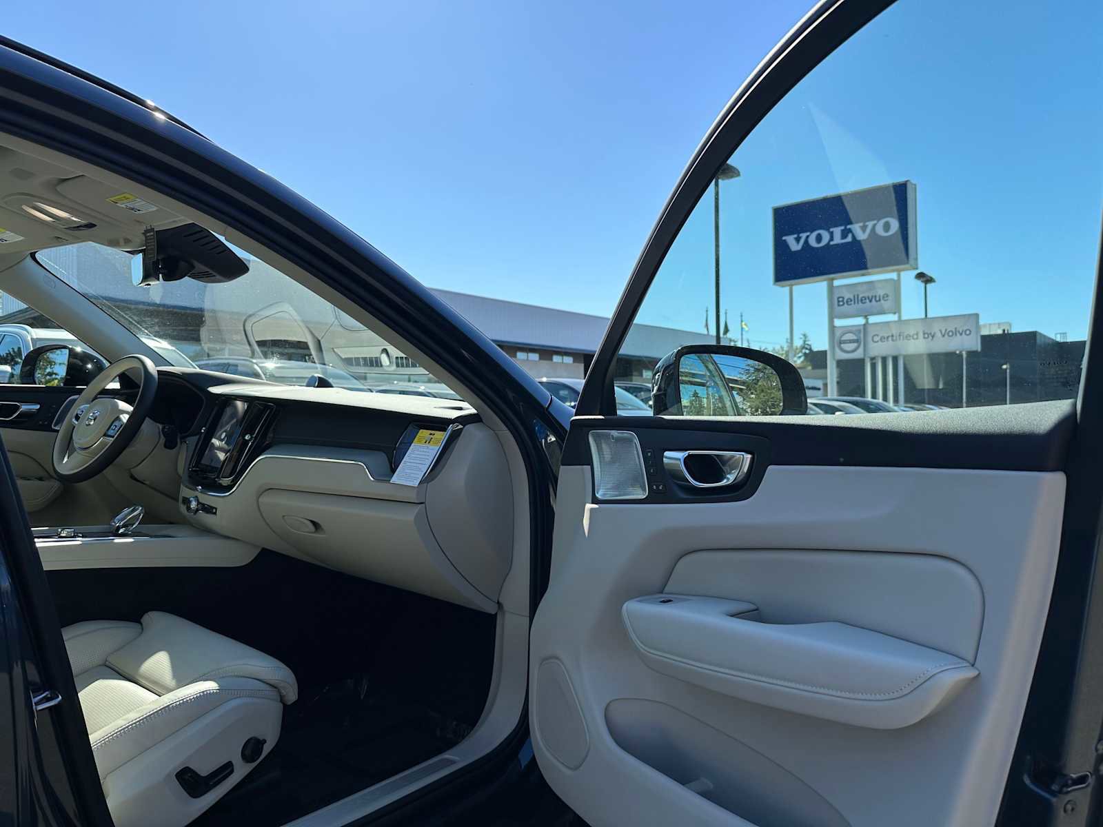 New 2025 Volvo XC60 B5 Ultra w/ Protection Package Premier image 11