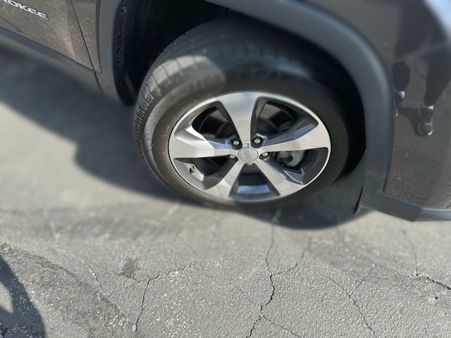 Used 2019 Jeep Cherokee Limited image 12