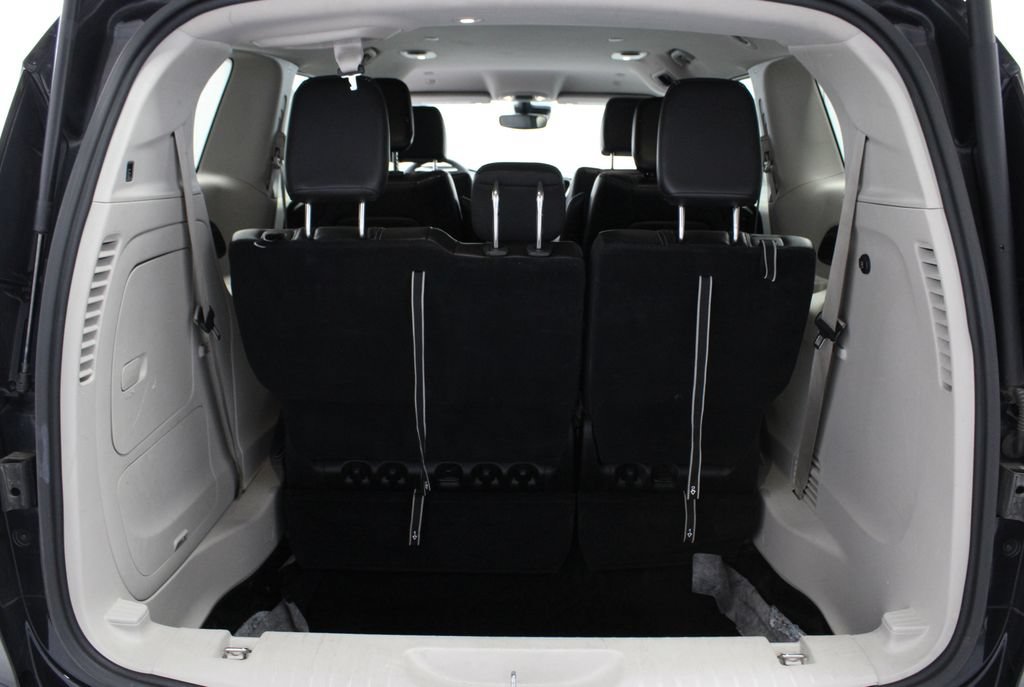 Used 2023 Chrysler Pacifica Touring-L FWD image 16
