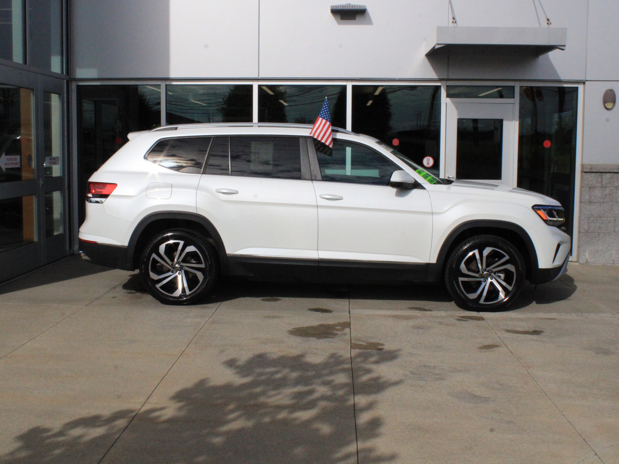 Used 2023 Volkswagen Atlas SEL AWD/4WD image 4