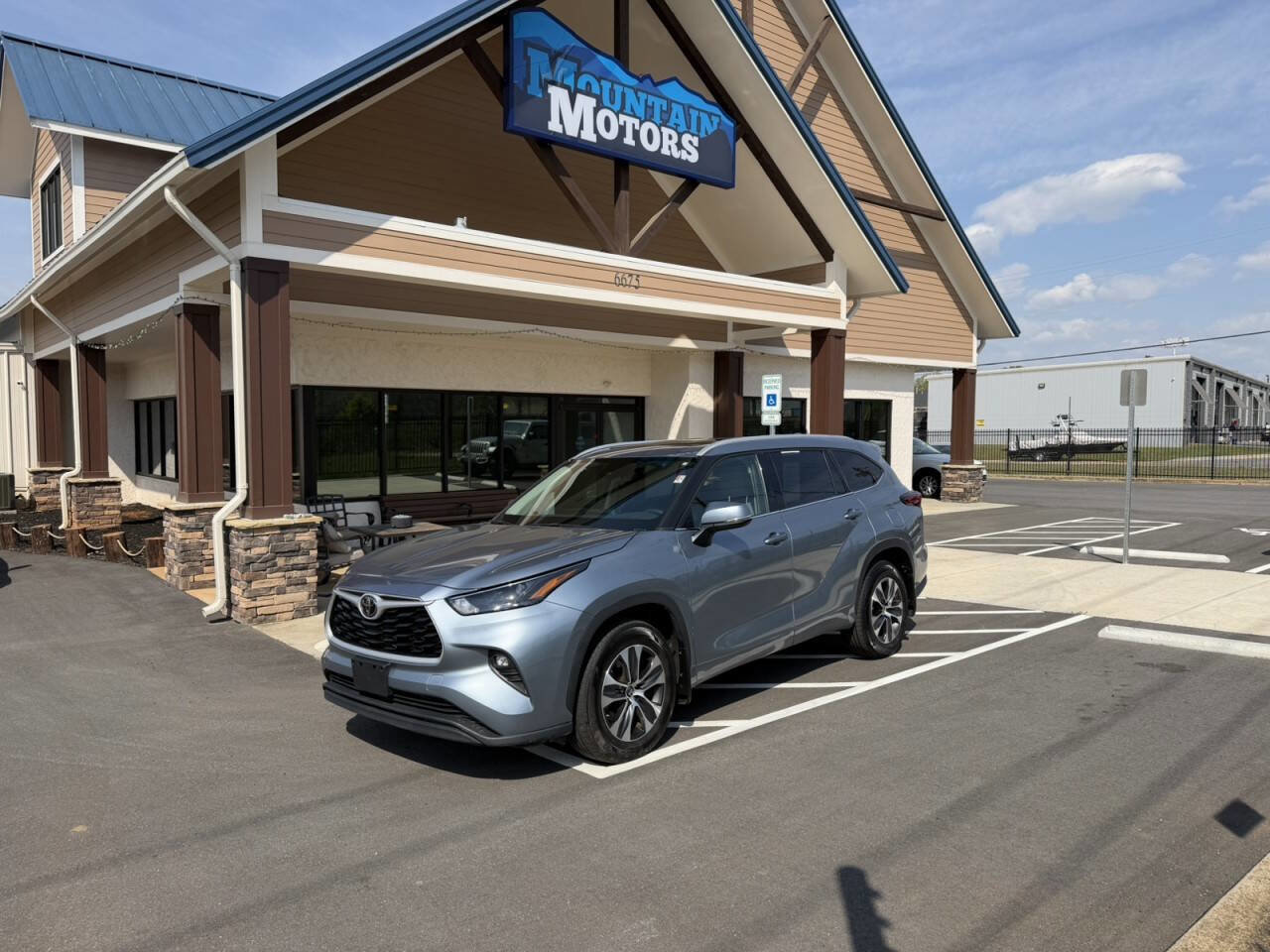 Used 2022 Toyota Highlander XLE image 1