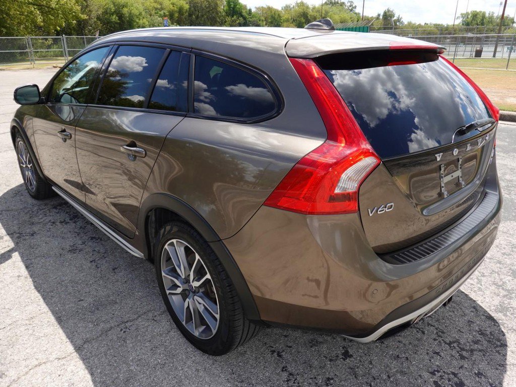 Used 2016 Volvo V60 T5 Cross Country Platinum image 5