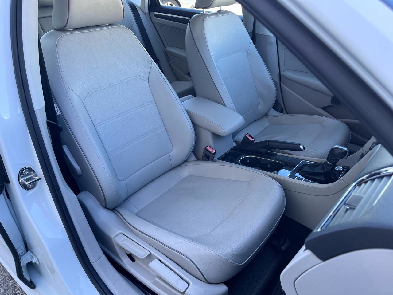 Used 2018 Volkswagen Passat 2.0T SE FWD image 16