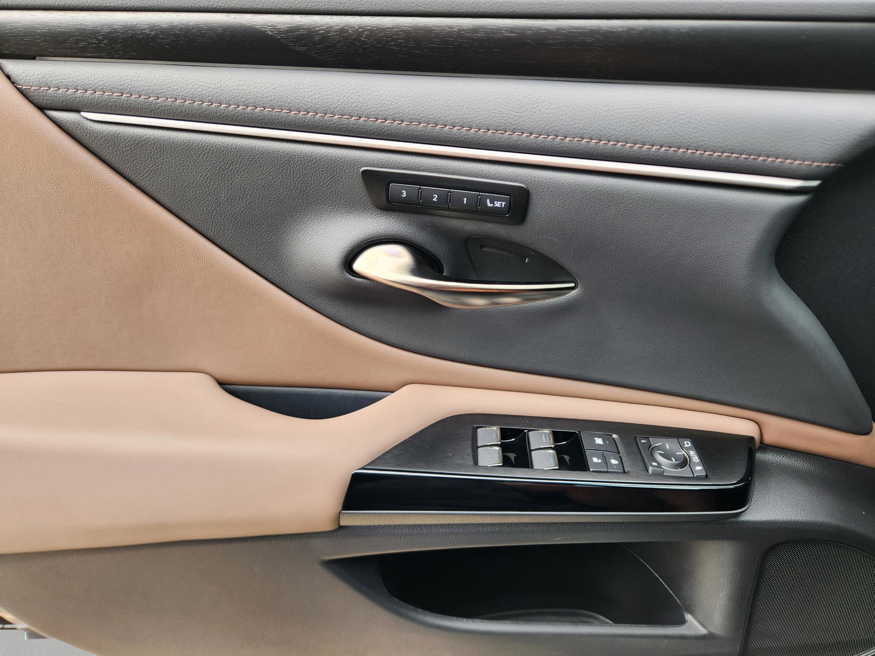 Used 2025 Lexus ES 350 w/ Premium Package FWD image 19