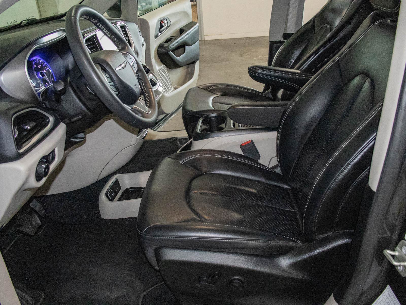 Used 2023 Chrysler Pacifica Touring-L FWD image 7